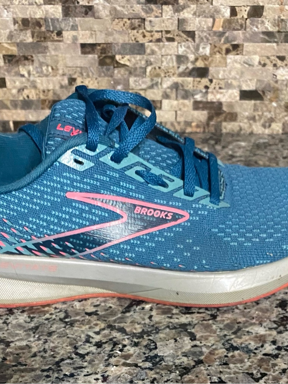 BROOKS SNEAKERS SIZE 8.5